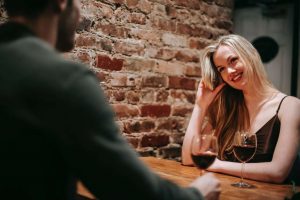 Varo sanomasta ensitreffeillä näitä 5 asiaa pexels-katerina-holmes-5911152