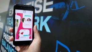 Näin selvität, onko rakkaasi edelleen Tinderissä! – naisen kikka yogas-design-rPzEQ7tTRr8-unsplash