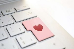 Tinder on paljastanut vuoden 2025 suosituimmat treffitrendit – luojan kiitos tämä vuosi on kohta ohi heart-3698156_1280