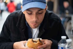 Onko seurassasi oleva mies ahmatti? – hän taitaa pitää sinusta   Inkiväärishotti